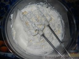 Шварцвальдские пирожные: Сливки взбить в твердую пену, добавляя сметану. Крем готов.