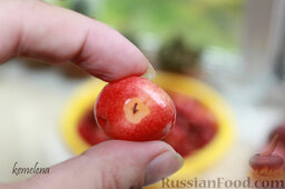 Варенье из красно-желтой или желтой черешни (вариант 2, с орехами): В каждую черешинку вложить часть ядра грецкого ореха.