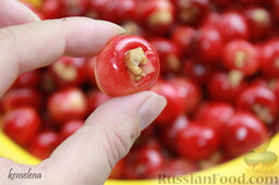 Варенье из красно-желтой или желтой черешни (вариант 2, с орехами): Можно только внутрь, можно так, чтобы часть ореха была видна.