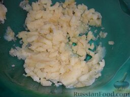 Вареники (картошка+капуста): Отваренный картофель разминаем в пюре.
