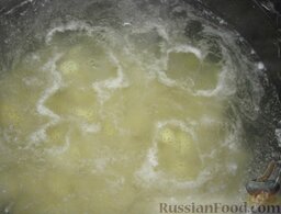 Сырный супчик "От Аллы Пугачёвой": Картофель довести до кипения.