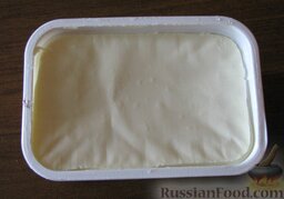 Сырный супчик "От Аллы Пугачёвой": Через 3 минуты добавить плавленый сыр. Тщательно размешать (до полного растворения сыра) и варить супчик Аллы Пугачевой ещё 5 минут.