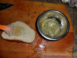 Закуска "Арбузная долька": Хлеб смазываем растительным маслом с чесноком.