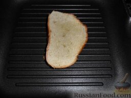Закуска "Арбузная долька": Обжариваем хлеб на сухой сковороде.
