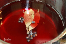 Красная капуста, маринованная в малиновом уксусе: Сделать маринад: малиновый уксус + винный уксус + лавровый лист + гвоздика + можжевельник. Довести до кипения, прокипятить около 3 минут.