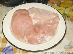 Куриные грудки под соусом из крыжовника и смородины: Берем куриное филе (грудки), тщательно промываем.