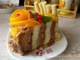 Торт "Очарование": Торт бисквитный с фруктами в разрезе.