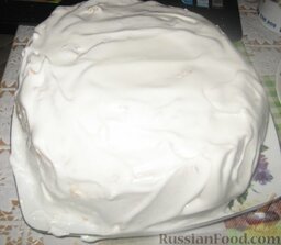 Торт "Очарование": Обмазать весь бисквитный торт остатками сливок.
