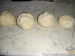 Бурек по-сербски (с мясом и сыром): Разделяем тесто на шарики.