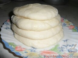 Бурек по-сербски (с мясом и сыром): Из шариков делаем лепёшки,  смазанные маслом, чтобы не заветрились.