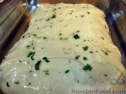 Бурек по-сербски (с мясом и сыром): Смазываем бурек чесночным маслом перед отправкой в духовку.
