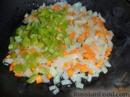 Каннелони (вариант с грибами): Добавляем морковь и перец.