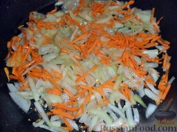 Солянка мясная сборная: Обжариваем лук и морковь.