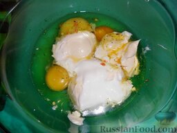 Мясной "Кекс": Яйца смешиваем с майонезом и сметаной.