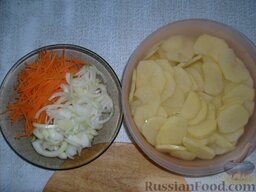Щука, запеченная с картофелем: Чистим морковь, лук репчатый. Морковь натираем на средней тёрке (я использую тёрку для корейской моркови). Режем лук полукольцами. Чистим картофель и нарезаем его кружками.