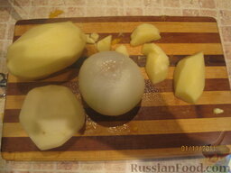 Крем-суп из тыквы: Картошку и лук нарезаем кубиками.