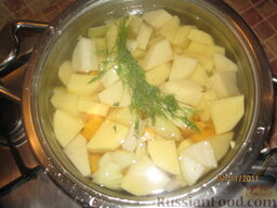 Крем-суп из тыквы: Все ингредиенты для супа из тыквы кладем в кастрюлю, добавляем укроп, солим. Варим минут 30.