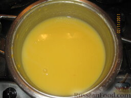 Крем-суп из тыквы: Взбиваем блендером, заливаем в суп-пюре из тыквы молоко (сливки), перемешиваем.