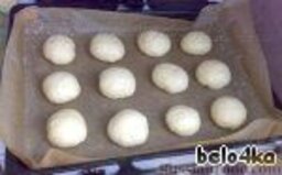 азербайджанская булка: Противень (46см на 37см) выстилаем пекарской бумагой и выкладываем 12 полуготовых булочек. Полуготовых - потому что еще не испеченых.