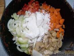 Сырно-луковый суп: Приготовление лукового супа:  Режем репчатый лук крупными полукольцами, морковь -  кружочками, нарезаем помидоры.  Все овощи выкладываем на сковороду, добавляем туда шампиньоны и муку.  Обжариваем на растительном масле 5-7 минут, перемешивая.