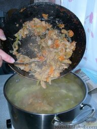 Сырно-луковый суп: Картофель и бульонные кубики кладём в кипящую воду, туда же добавляем обжаренные овощи.  Ждём, когда закипит. Добавляем рис.