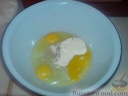 Хрустики: Как приготовить хрустики:  Яйца, сметану, воду, водку, сахар и соль смешиваем в миске. Взбиваем миксером.