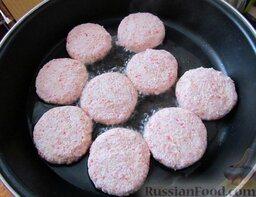 Котлетки из крабового мяса: Сформировать котлетки. Жарить крабовые котлеты на растительном масле, на разогретой сковороде.