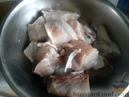 Котлеты из рыбы: Идем на рынок, покупаем свежую рыбу. Рыбу чистим, моем, отделяем филе от костей.   Жарим 4-5 луковиц. Прокручиваем через мясорубку рыбу, одну сырую луковицу, наш жареный лук с маслом, вымоченную и отжатую булку.