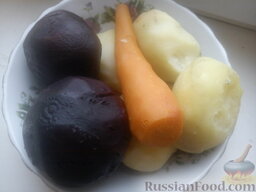 Селедка под шубой постная: Картофель, свеклу и морковь отварить до готовности. Овощи остудить, почистить. Все это натереть на крупной терке.