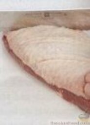 Жареные утиные грудки с вишневым соусом: Прежде чем обжарить утиные грудки, в них сначала нужно сделать глубокие поперечные надрезы.
