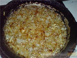 Вареники с капустой (картошкой): Ставлю воду, чтобы закипела. Тем временем жарю мелко нарезанный лук на растительном масле.