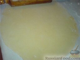 Баница: Раскатываем тесто в тоненькие кругленькие коржи.     Делаем начинку для баницы - творог с яйцом и солью.