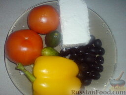 Салат Греческий: Как приготовить Греческий салат:  Овощи вымыть и обсушить. Овощи нарезать крупными кубиками. Перец - дольками. Брынзу нарезать кубиками или раскрошить.