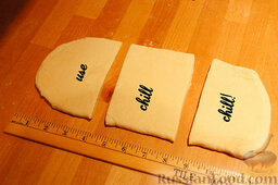 Французские круассаны: Разрежьте тесто для круассанов на 3 части.