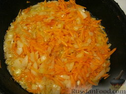 Хек под маринадом в томатном соусе: Приготовить маринад для рыбы. Морковь и лук очистить и промыть. Лук мелко нарезать. Морковь натереть на крупной тёрке. Пассеровать на растительном масле до золотистого цвета.   Затем добавить в сковороду с овощами томатную пасту, специи, накрыть крышкой и тушить 15-20 минут, периодически помешивая.