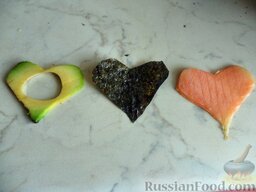 Суши "Love": Приготовление суши:    Авокадо, нори, рыбка.