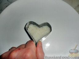 Суши "Love": Укладываем рис.
