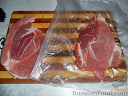 Свинина по-сербски: Отбиваем мясо.