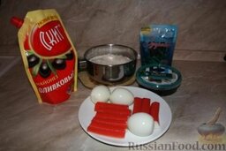 Салат "Черное море": Рис и яйца отварить и остудить, крабовые палочки очистить от упаковки.
