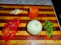 Лапша сомен с курицей, овощами и омлетом: Перец, чеснок, морковь, лук, корешки зелени.