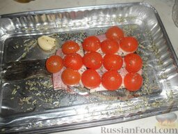 Камбала, запеченная под грудинкой и помидорами черри, с картофелем и белым соусом: На грудинку - помидоры срезом вниз.