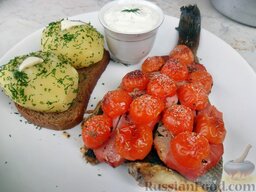 Камбала, запеченная под грудинкой и помидорами черри, с картофелем и белым соусом: И еще раз камбала запеченная с гарниром и соусом.