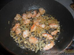 Паста с морепродуктами: Обжариваем лук и креветки с чесноком.