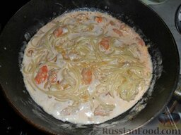 Паста с морепродуктами: Добавляем спагетти и тушим пасту с морепродуктами пару минут.