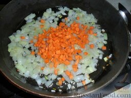 Бобовое жаркое с кальмарами: Лук и морковь.