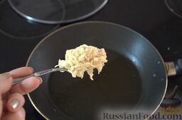 Драники с розмарином и луком: Ложкой подхватываем из тарелки картофельно-мучную массу и 