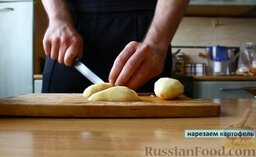 Борщ: Картофель нарежьте небольшими кусочками.