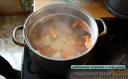 Борщ: Добавьте в кастрюлю с мясом морковь и картофель, посолите.