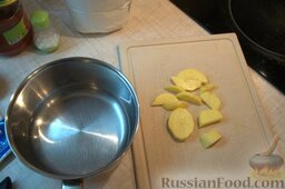 Овощной хлеб "Яркость": Чистим картофелину. В кастрюлю наливаем 350 г воды. Режем картофель так, чтобы его в кастрюле закрывала вода.