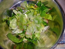Салат "Цезарь": Складываем листья салата в емкость.